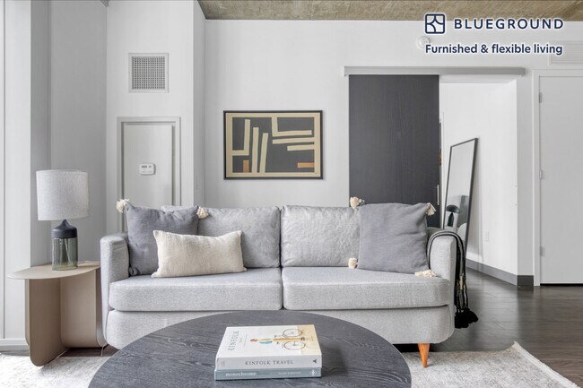 Foto del edificio - 215 W Lake St