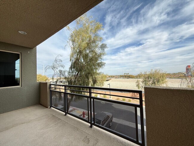 Foto del edificio - MODERN 2BD/2.5BA CORNER LOT CONDO W/ VIEWS...
