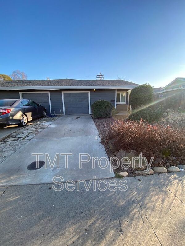 Building Photo - 9066 Salmon Falls Dr