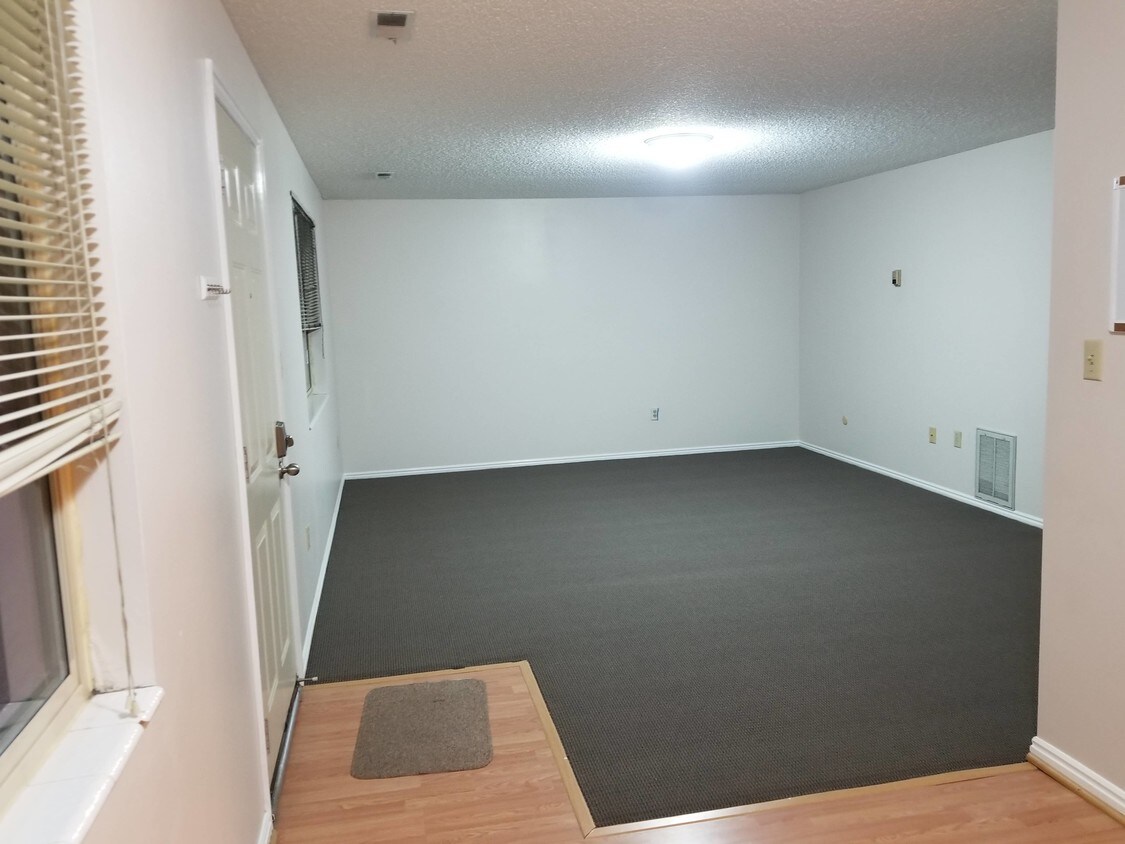 Livingroom - 639 N University Ave