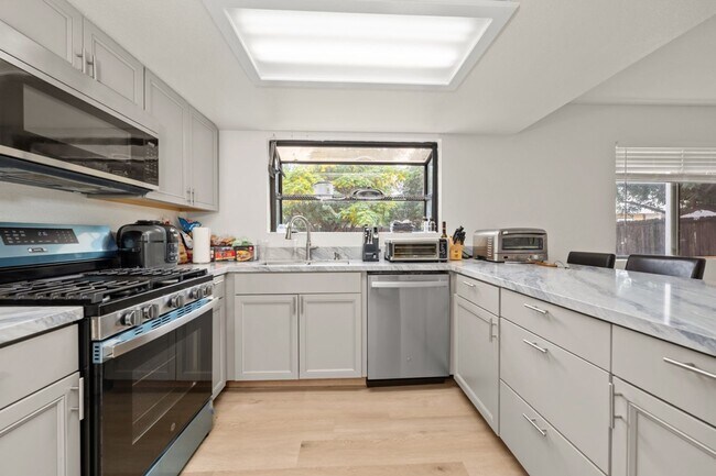 Foto del edificio - Spacious lot with no back house!