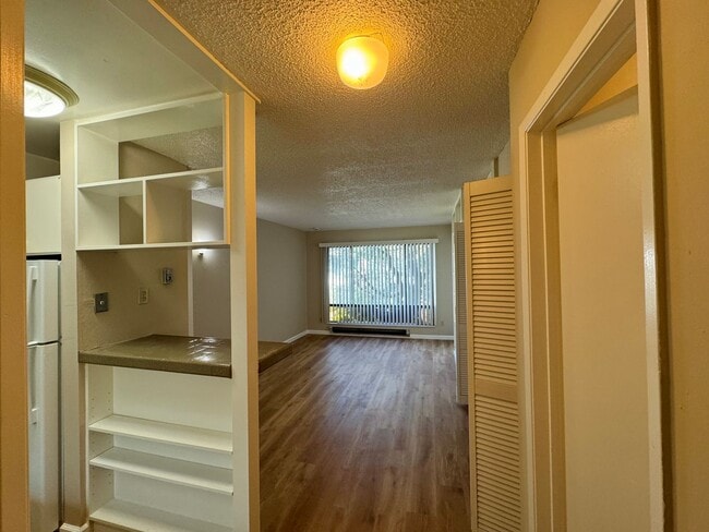 Foto del edificio - $500 OFF FIRST MONTH RENT!!! Cozy Studio Condo Available in Emeryville in Watergate Complex!!!
