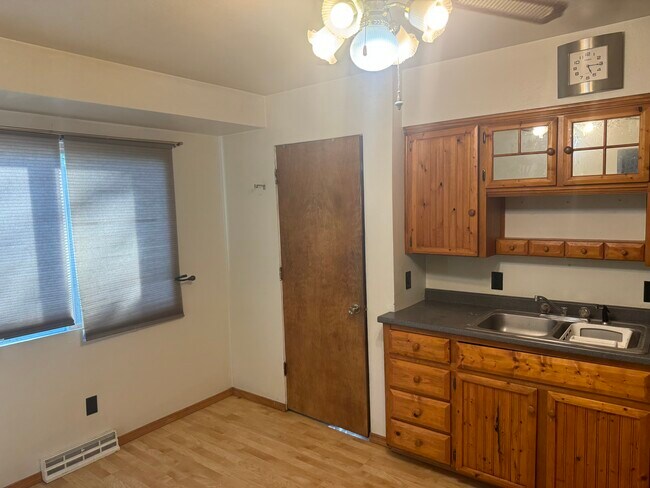 Kitchen - 1811 Huntington Rd