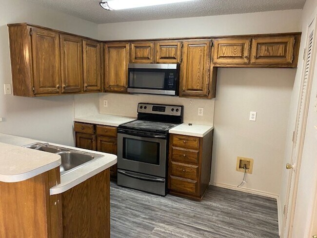 Building Photo - 3 bedroom 2 bathroom house