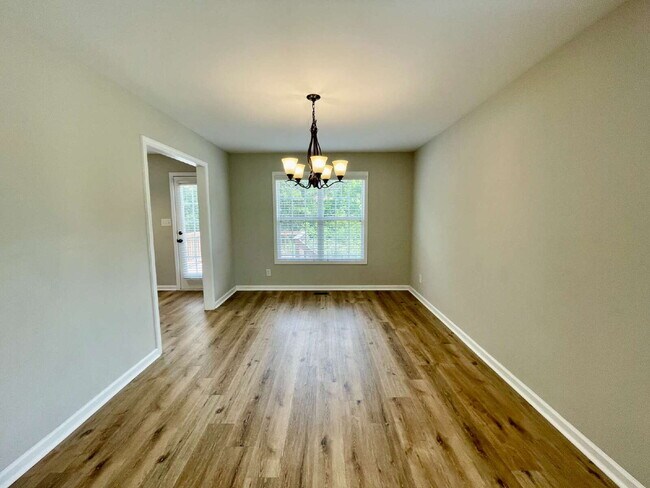 Foto del edificio - 3-Bed, 2 And A Half Bath Haven With Bonus ...