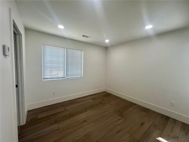 Foto del edificio - 858 NW B St