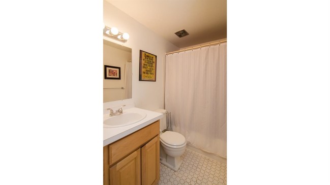 Building Photo - 523 Longshore Dr