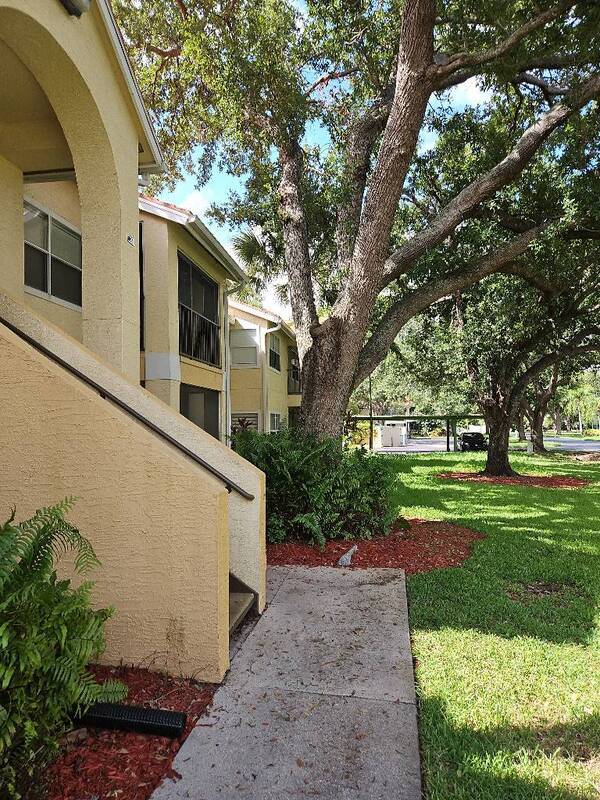 Foto principal - 12561 Equestrian Cir