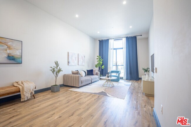 Foto del edificio - 3223 W 6th St