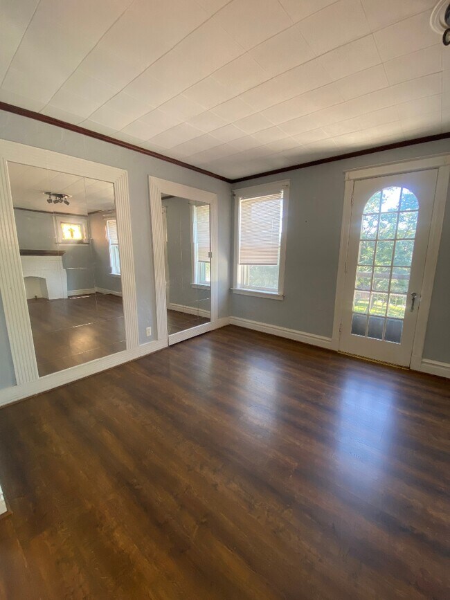 Foto del edificio - 5049 Lindenwood Ave