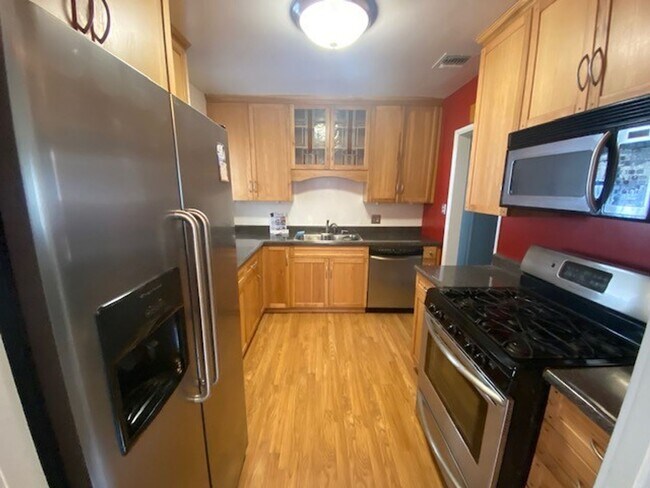 Foto del edificio - 3 bedroom, 1 bath Norwalk Home