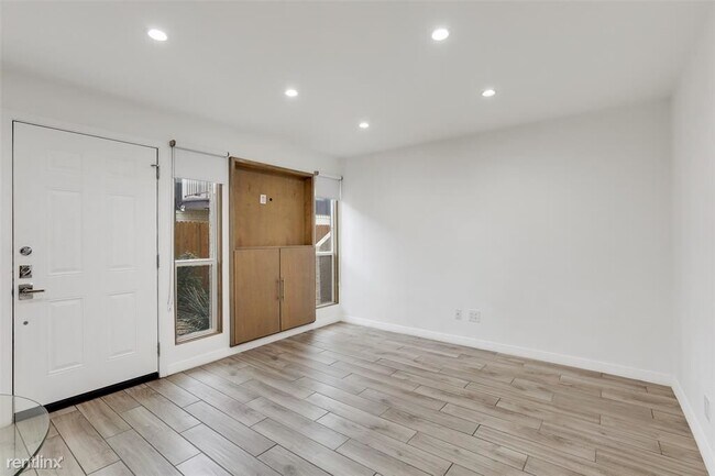 Foto del edificio - 1 br, 1 bath Condo - 4130 Newton Ave Apt C