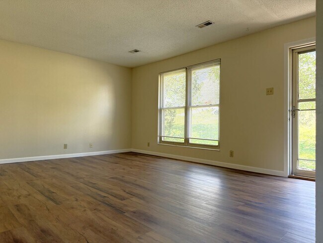 Foto del edificio - West Knoxville 37921 - Great Location! 3 bedroom 2.5 bath home w/bonus room - Call Adam Sharp (86...