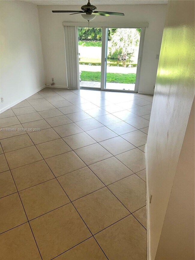 Foto del edificio - 10181 Twin Lakes Dr