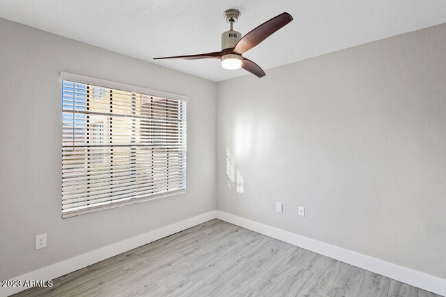 Foto del edificio - 10002 N 7th St