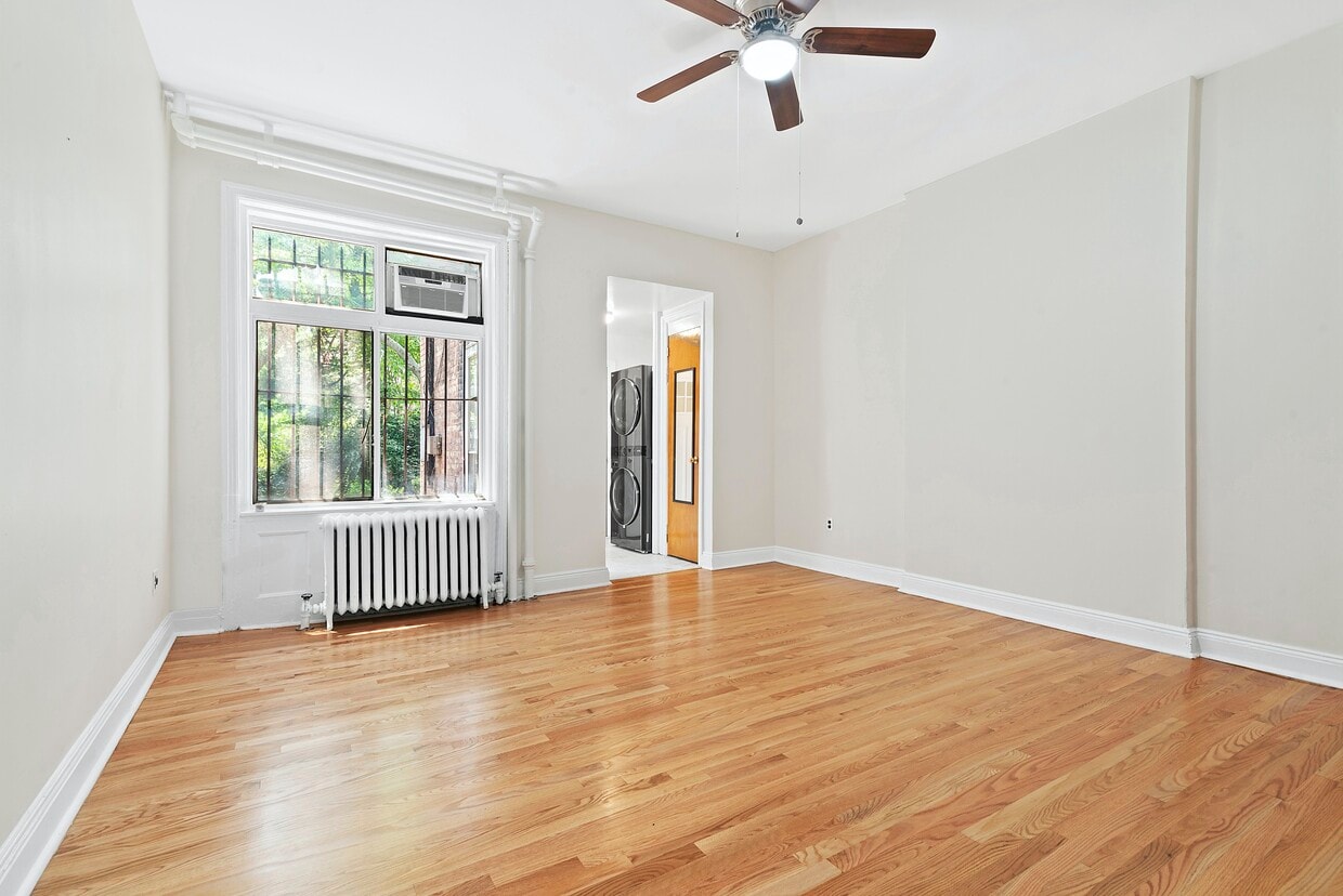 Building Photo - Huge 1BR with Private Backyard