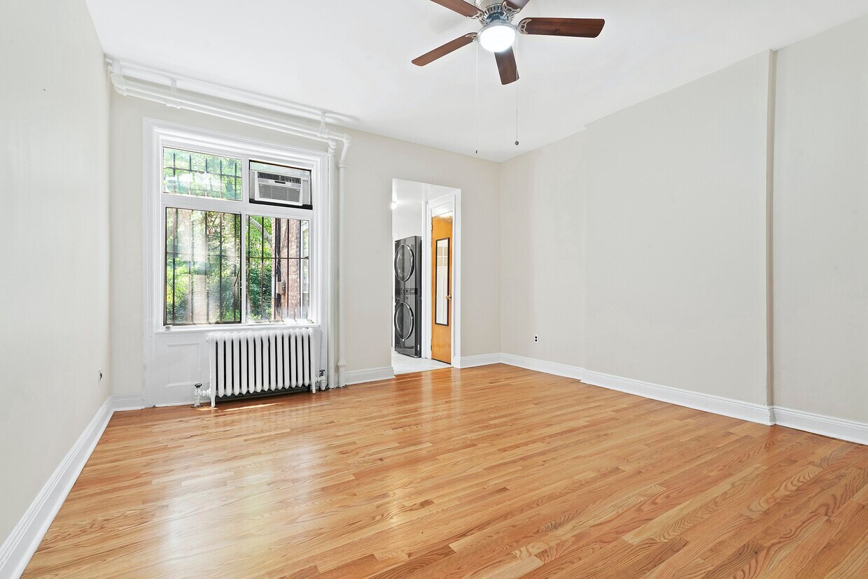 Foto del edificio - Huge 1BR with Private Backyard