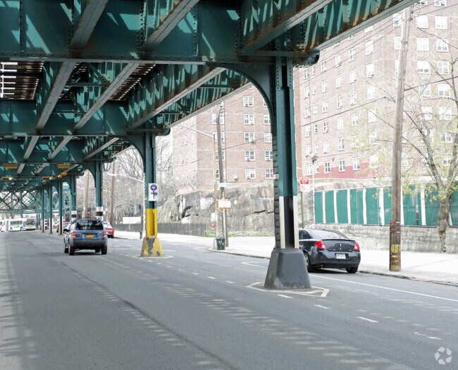 Building Photo - 710 Bartholdi St