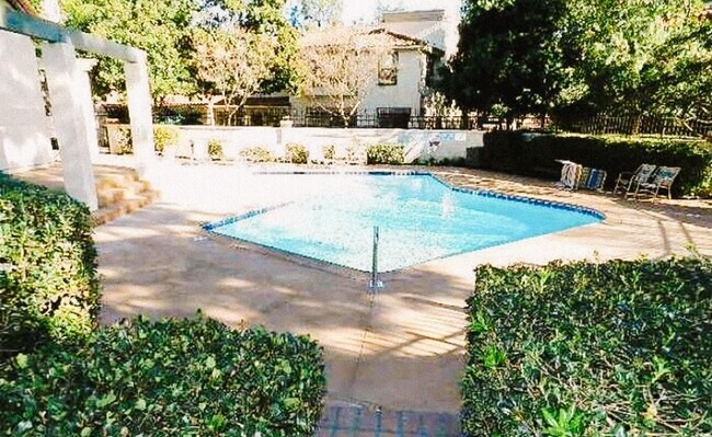 Building Photo - 8167 Vineyard Ave