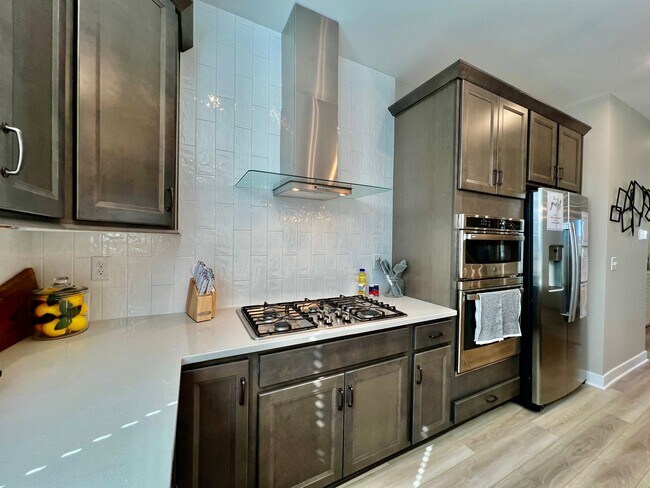 Foto del edificio - 4 Bedroom, Luxury living in premium location next to Liberty Center and Interstate 75