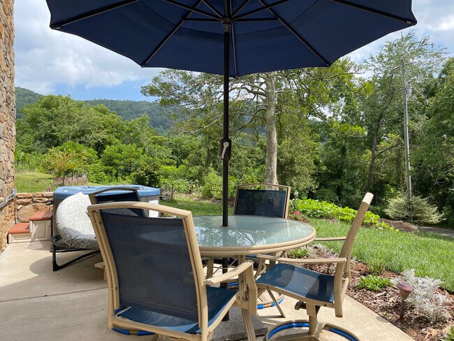 Mesa y sillas para 4 personas con paraguas en la cubierta privada con vistas excepcionales - 336 Chunns Cove Rd