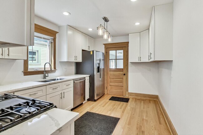 Building Photo - 2438 W Winona St