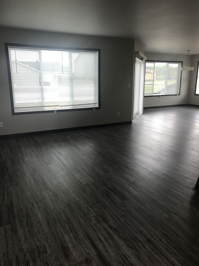 Building Photo - 3 Bed 4 Bath Single Family Home