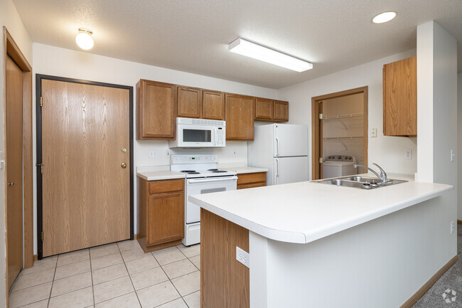 2BR, 2BA - 930SF - Kitchen - Woodhaven Place II