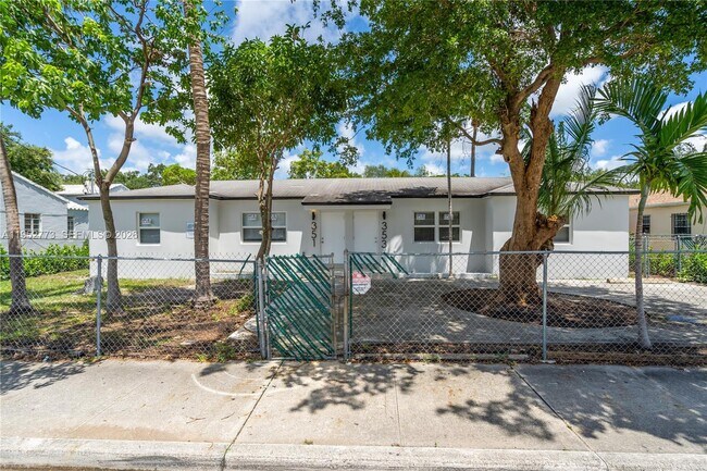 Foto del edificio - 351 NE 82nd St