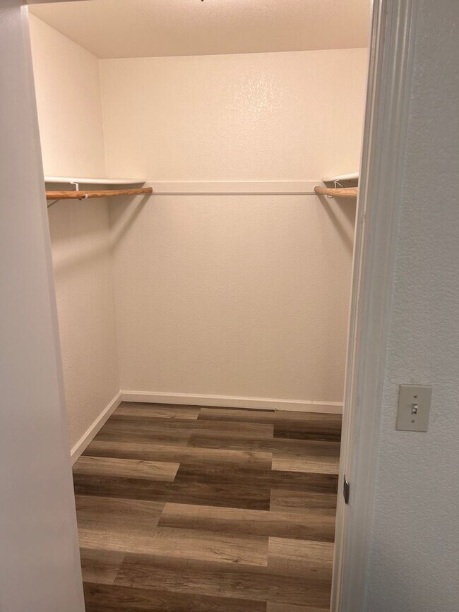 Foto del edificio - 1235 E. MAIN ST.