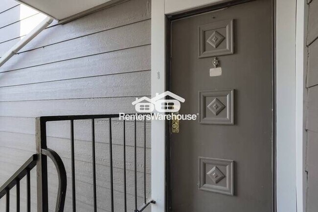 Foto del edificio - Nicely Updated 3 Bed/ 2 Bath Condo with Fireplace and In-Unit Laundry