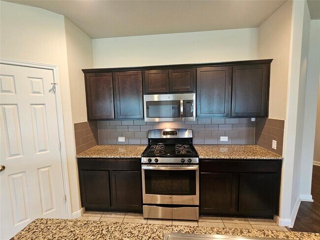 Building Photo - 423 Langely