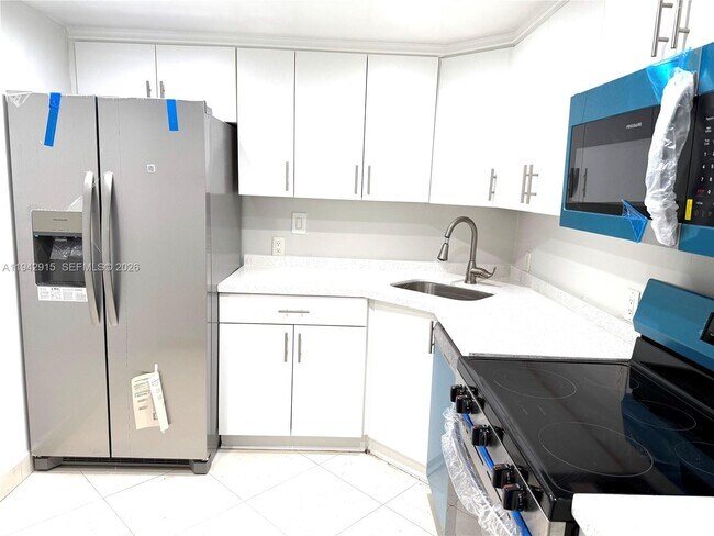 Foto del edificio - 100 Bayview Dr