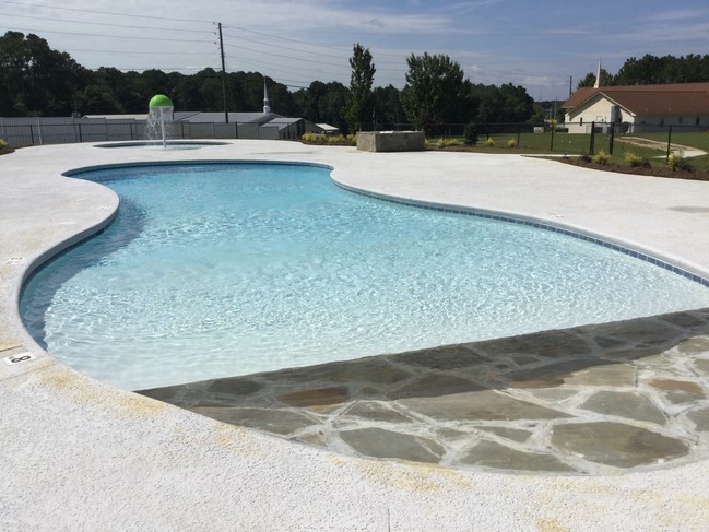 Nueva piscina con entrada de playa - Tifton Apartments