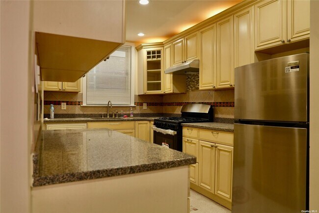 Foto del edificio - 82-18 168th St