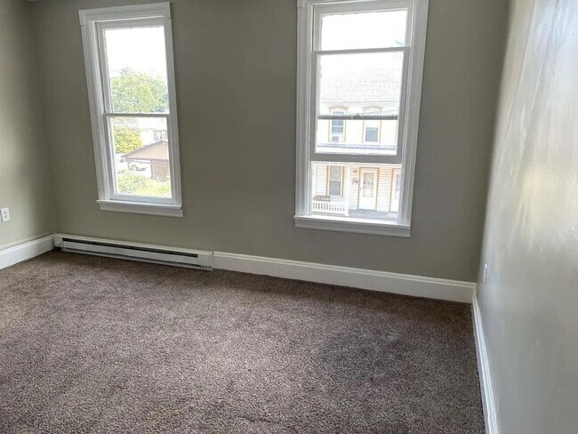 Foto del edificio - 3-bedroom, 1 full bath Victorian home in Newport, PA