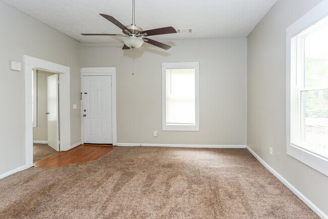 Foto del edificio - 6129 Sorrell St NE