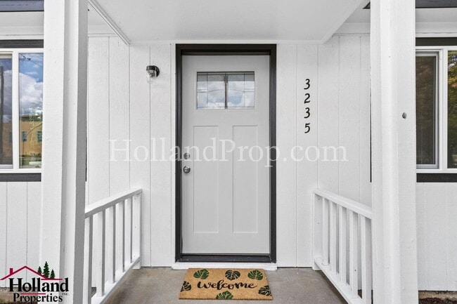 Building Photo - Charming Fully Renovated Bungalow with Mod...