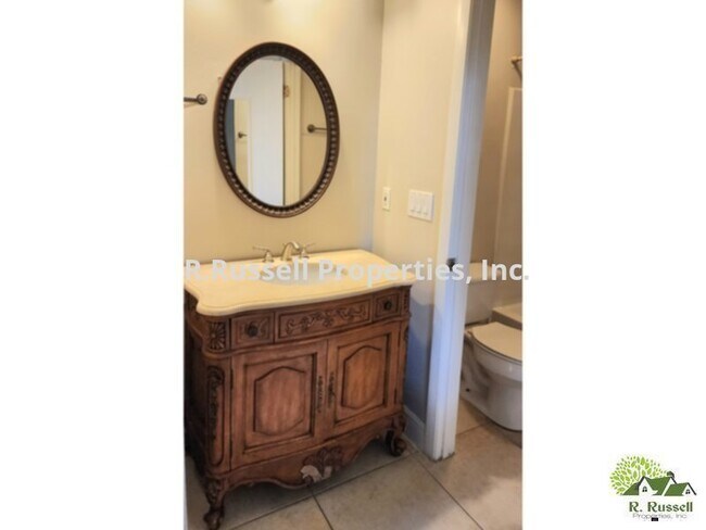 Foto del edificio - Large 1 bedroom 1st floor corner unit cond...