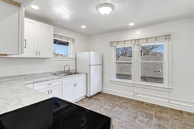 Building Photo - Renovated Upstairs 3-Bedroom, 2-Bath Apartment in Prime Downtown Location with Office!