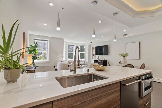Foto del edificio - Bright One Bedroom plus Den near Metro in ...