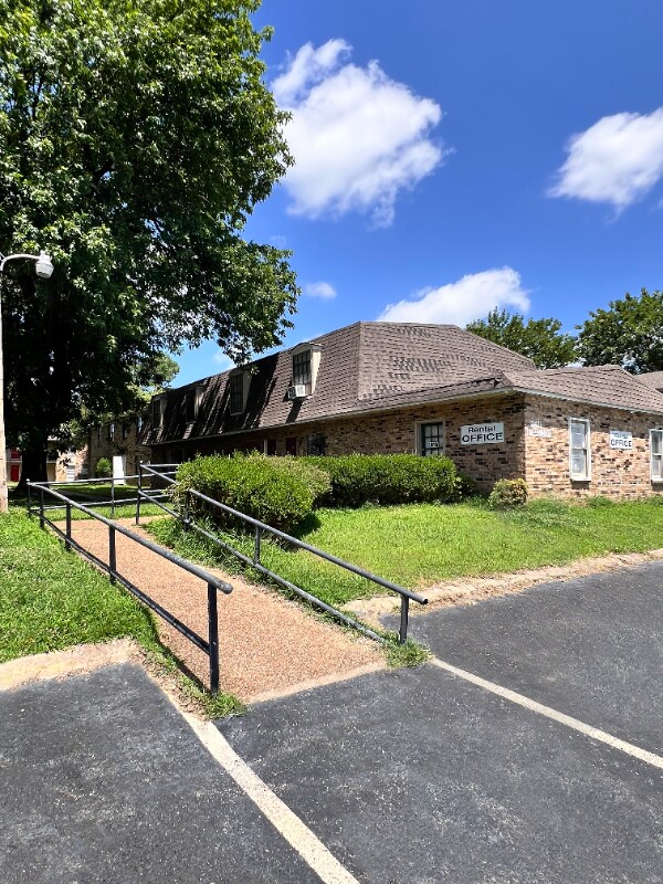 Foto del edificio - 2411 Talonwood Dr