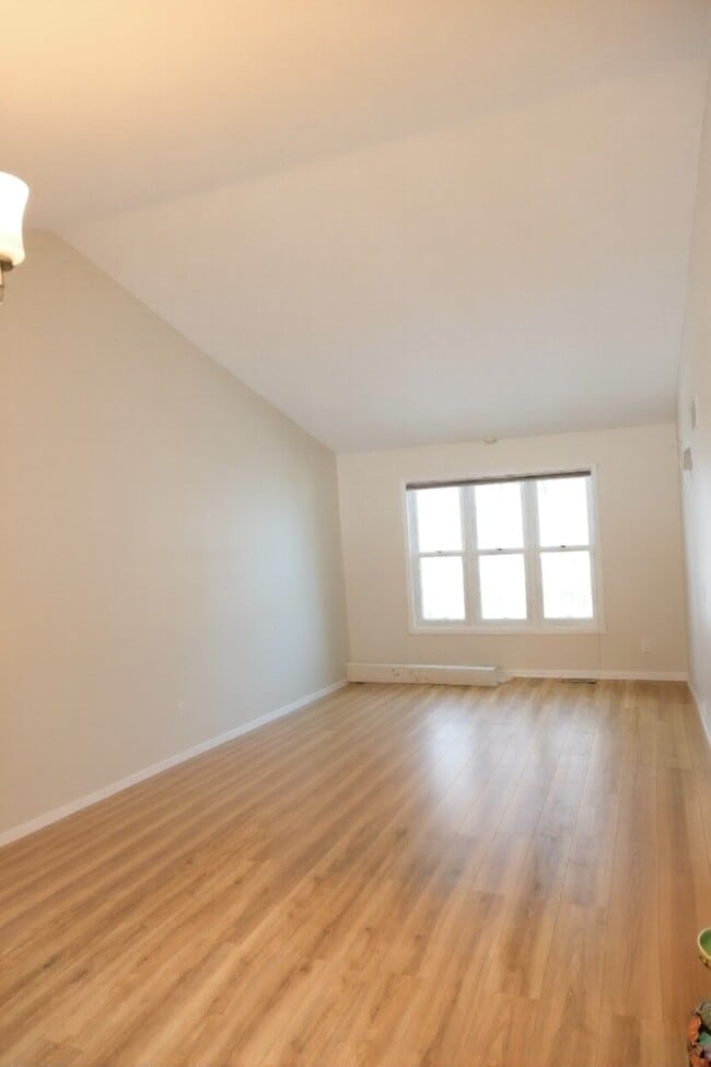 Foto del edificio - 206 N High Point Rd