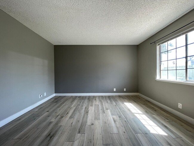 Building Photo - 2 BED 2 BATH TOWNHOUSE NEAR LAKE MEAD AND HOLLYWOOD