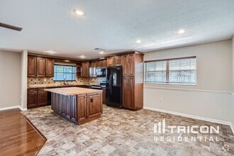 Building Photo - 2062 Southpointe Dr