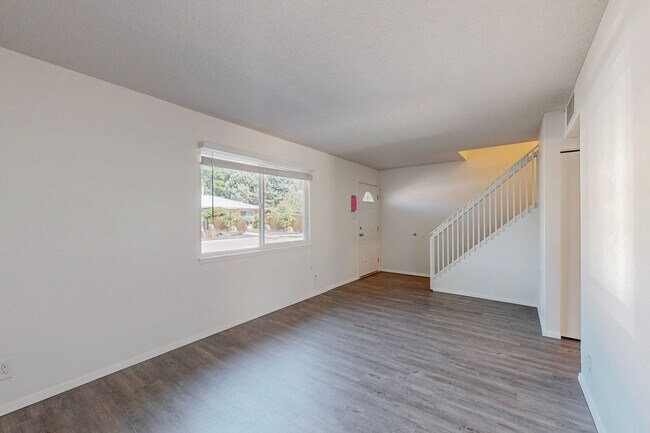 Building Photo - North Valley 2/story 3/BD 1.5/BA Townhome-...
