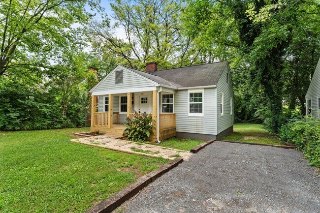 Foto del edificio - Freshly Renovated 2 Bed, 1 Bath – Prime Location Near Downtown Knoxville!