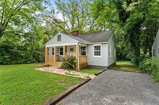 Photo - Freshly Renovated 2 Bed, 1 Bath – Prime Location Near Downtown Knoxville! House