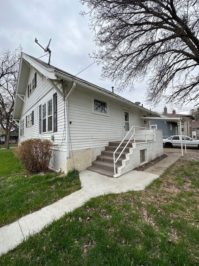 Building Photo - 3 Bedroom House!