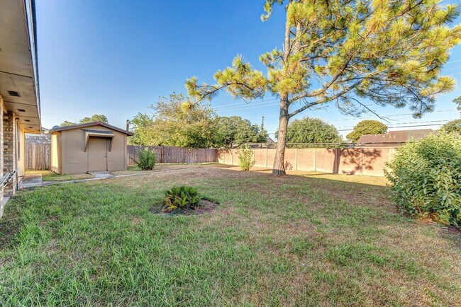 Building Photo - 16607 Sentinel Dr